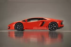 lamborghini-aventador-opt-1298576388.webp