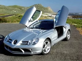 0404_02z+Mercedes_Benz_SLR_McLaren+Front_Drivers_Side_View_Doors_Open.webp