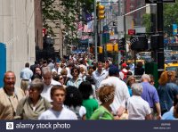 busy-sidewalk-in-downtown-manhattan-in-new-york-city-BE8RNB.jpg