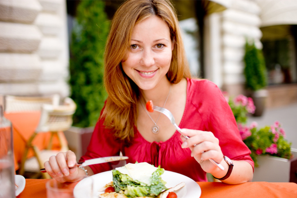woman-eating-salad-at-cafe.jpg