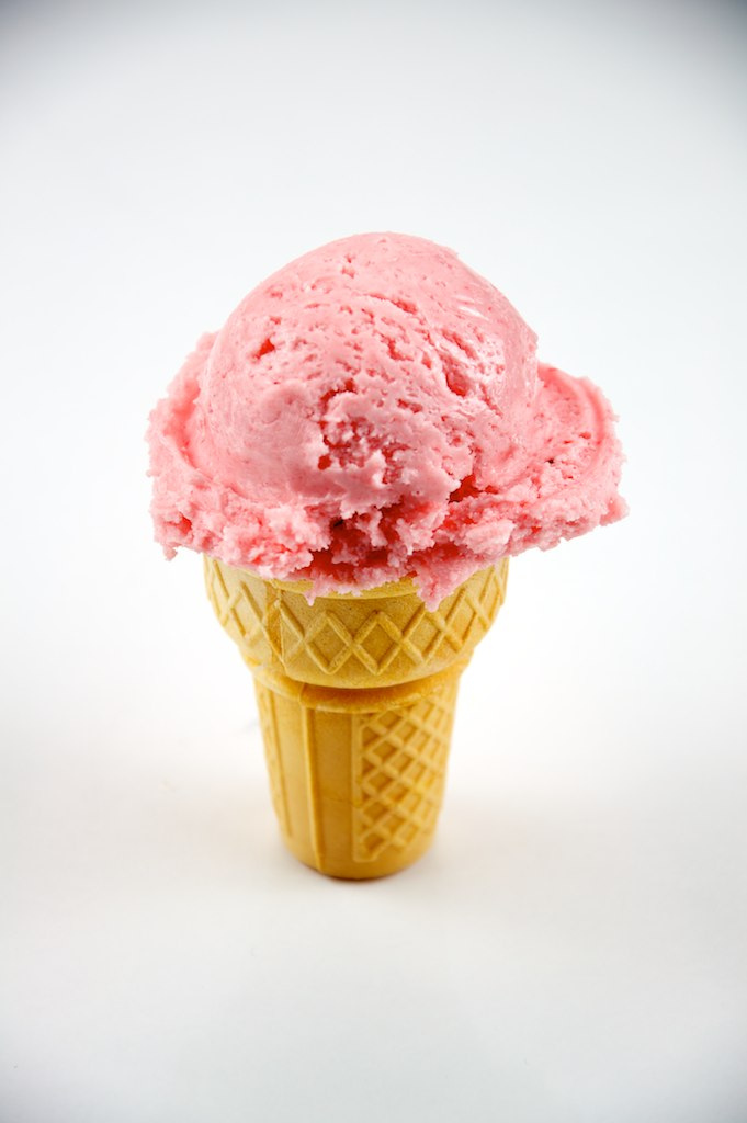 Strawberry_ice_cream_cone_%285076899310%29.jpg