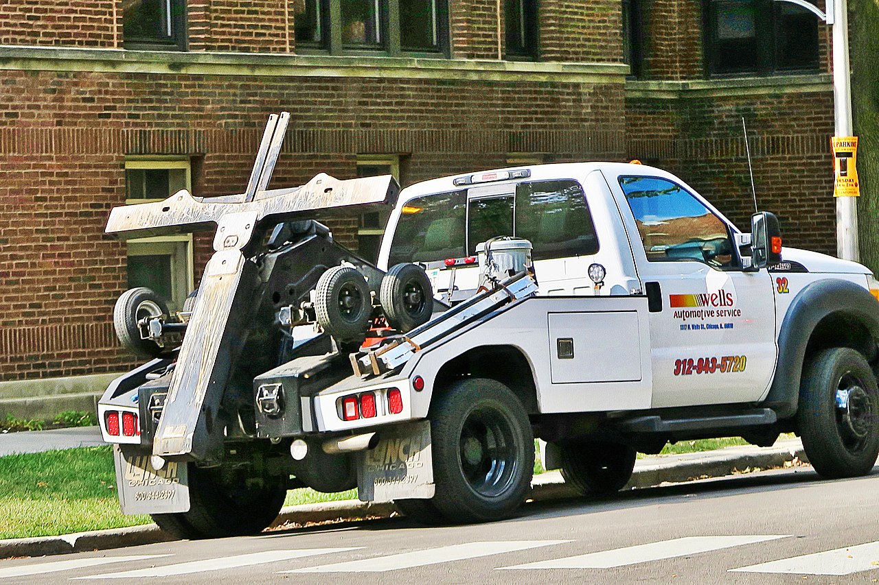 1280px-Modern_Tow_Trucks.jpg